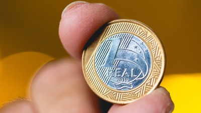 Queda do dólar contra o real favorece o Tesouro Prefixado de longo prazo (Imagem: Shutterstock)