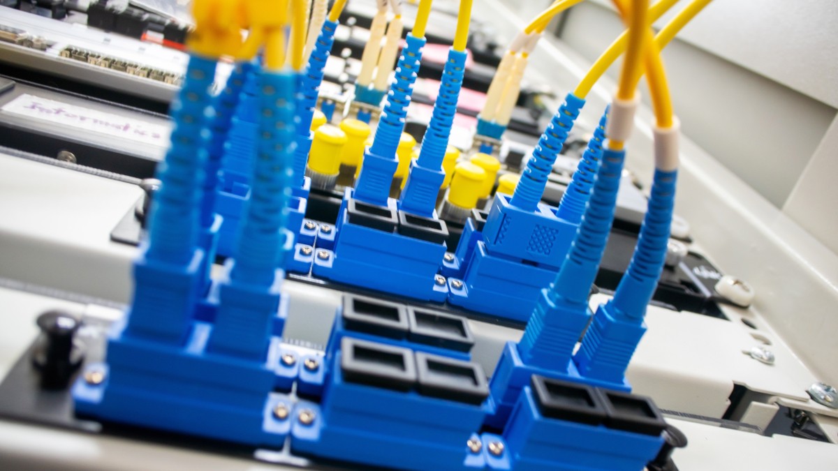VIVT3 faz aporte relevante no mercado de fibra ótica (Imagem: Shutterstock)