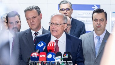 Carta é assinada por Mauro Vieira e Alckmin, que ouviu empresários sobre as tarifas nessa 3ª (Imagem: Júlio César Silva/MDIC) Carta é assinada por Mauro Vieira e Alckmin, que ouviu empresários sobre as tarifas nessa 3ª (Imagem: Júlio César Silva/MDIC)