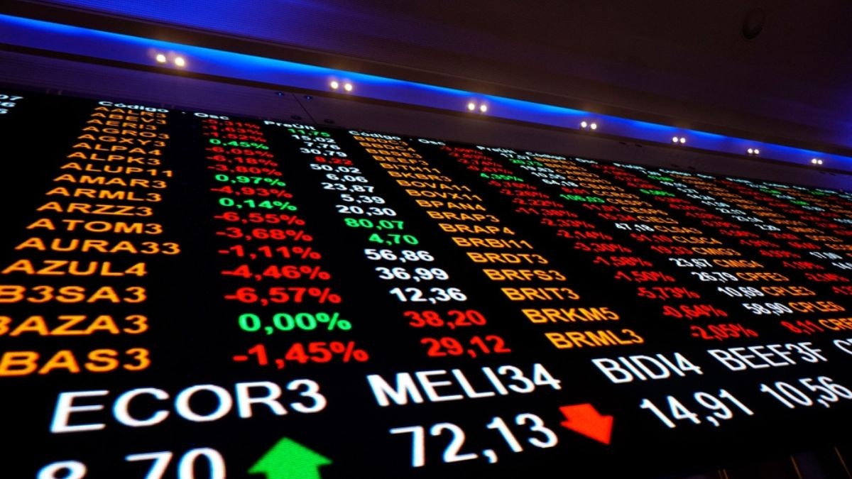 Enquanto isso, o dólar à vista subiu 0,07%, fechando em R$ 5,5619 (Imagem: Shutterstock) Enquanto isso, o dólar à vista subiu 0,07%, fechando em R$ 5,5619 (Imagem: Shutterstock)