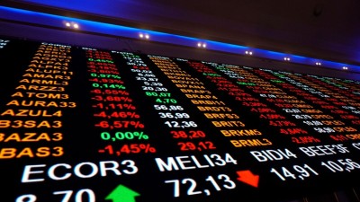 Enquanto isso, o dólar à vista subiu 0,07%, fechando em R$ 5,5619 (Imagem: Shutterstock) Enquanto isso, o dólar à vista subiu 0,07%, fechando em R$ 5,5619 (Imagem: Shutterstock)