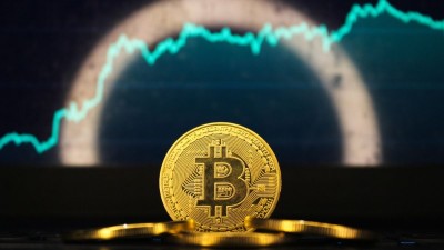 O Bitcoin chegou a ultrapassar a marca histórica de US$ 123 mil (Imagem: Shutterstock)