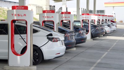 Entrega de veículos da Tesla cai 14% no início de julho na comparação anual (Imagem: Shutterstock) Entrega de veículos da Tesla cai 14% no início de julho na comparação anual (Imagem: Shutterstock)