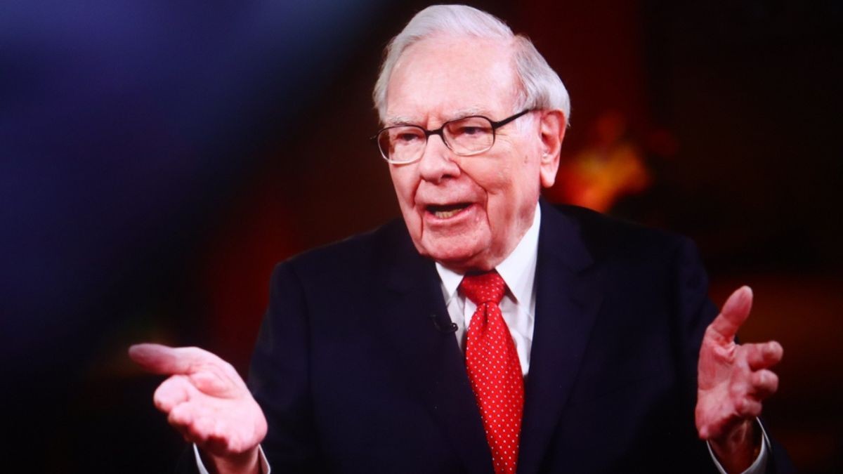 Buffett, de 94 anos, é amplamente reconhecido como um dos maiores investidores da história (Imagem: Shutterstock)