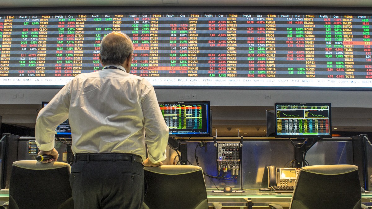 Ibovespa chega a tocar os 137 mil pontos na máxima do dia (Imagem: Shutterstock)