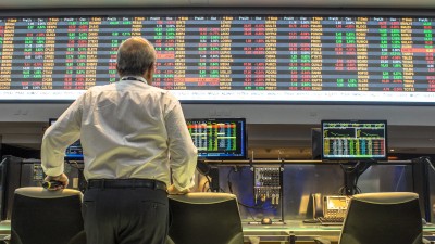 Ibovespa chega a tocar os 137 mil pontos na máxima do dia (Imagem: Shutterstock)