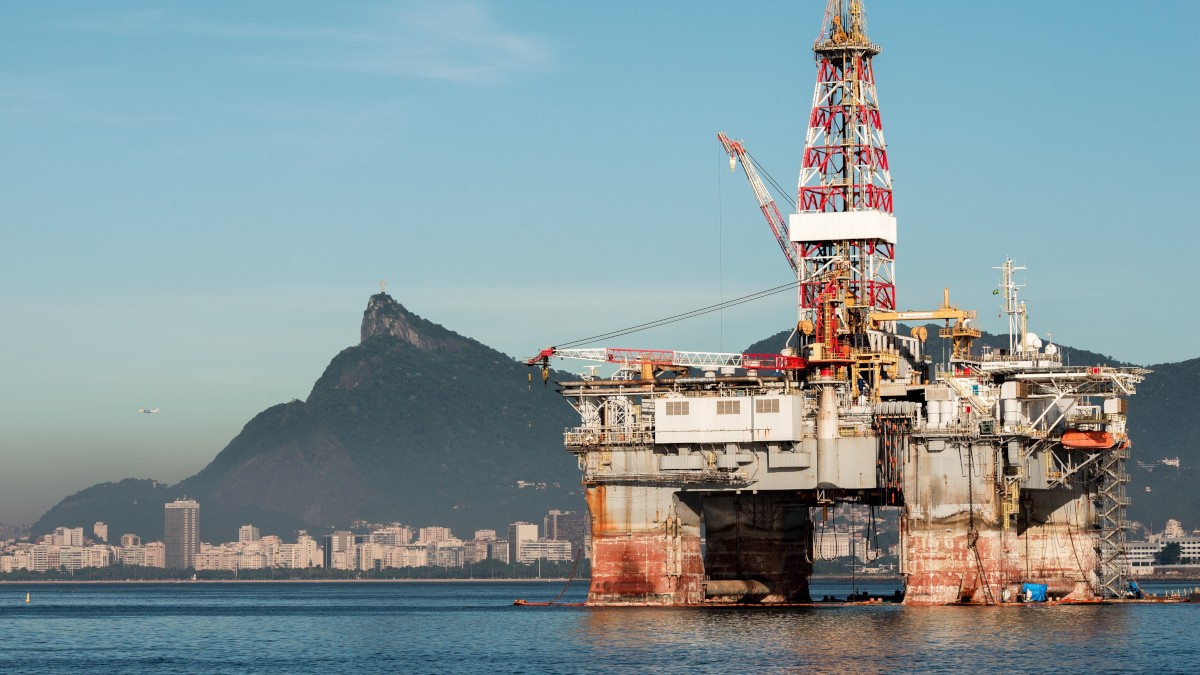 Petroleira investe pesado na exploração do pré-sal na Bacia de Santos (Imagem: Shutterstock)