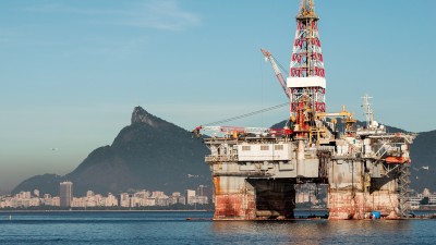 Petroleira investe pesado na exploração do pré-sal na Bacia de Santos (Imagem: Shutterstock)