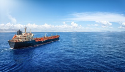 Navio está na costa brasileira, onde é capaz de produzir até 100 mil barris de petróleo por dia (Imagem: Shutterstock)