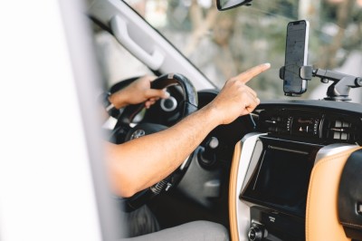 Táxi por aplicativo é oferecido por diversas empresas no Brasil (Imagem: Shutterstock) Táxi por aplicativo é oferecido por diversas empresas no Brasil (Imagem: Shutterstock)