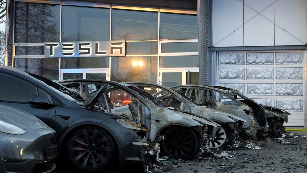 Tesla deixou o clube das 10 empresas mais valiosas do mundo (Imagem: Shutterstock)