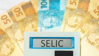 Primeiros cortes da Selic ficam apenas para 2026, mantendo Tesouro Direto atrativo (Imagem: Shutterstock)