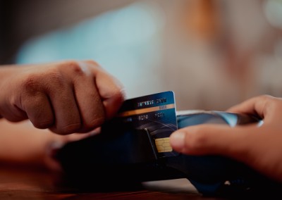 Cartão de crédito permite pagamento de compras à prazo (Imagem: Shutterstock) Cartão de crédito permite pagamento de compras à prazo (Imagem: Shutterstock)