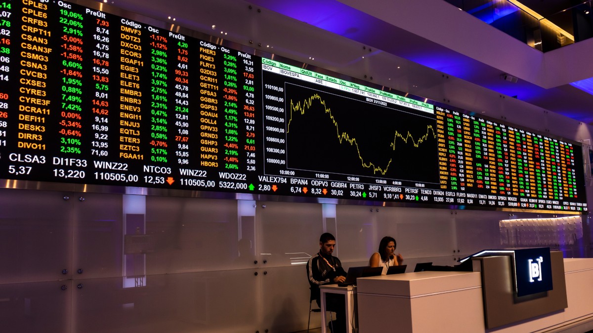 Banco do Brasil (BBAS3) salta quase +2,5% e ajuda Ibovespa mirar topo (Imagem: Shutterstock) Banco do Brasil (BBAS3) salta quase +2,5% e ajuda Ibovespa mirar topo (Imagem: Shutterstock)