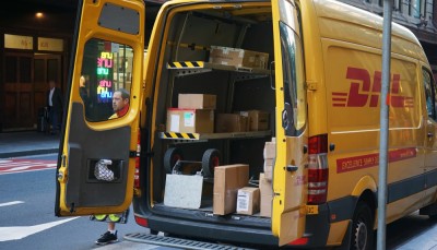DHL é uma das maiores empresas de envios do mundo (Imagem: Shutterstock)