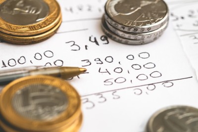 Cartão de crédito é um dos principais débitos em atraso no Brasil (Imagem: Shutterstock)