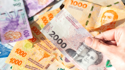 Os argentinos precisavam de 1.435 pesos para comprar um dólar nessa 2ª feira (Imagem: Shutterstock)