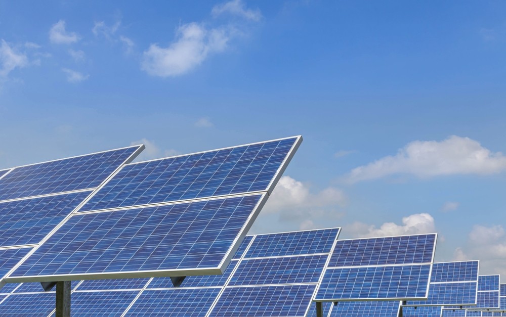 Painéis solares captam luz do sol para converter em energia (Imagem: Shutterstock)