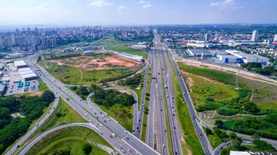 Debêntures incentivadas ajudam a financiar projetos de infraestrutura, como rodovias (Imagem: Shutterstock)