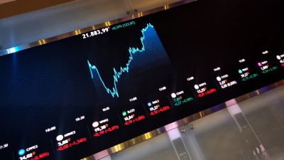 PETR4 e BBAS3 ajudam Ibovespa a segurar tendência positiva (Imagem: Shutterstock)