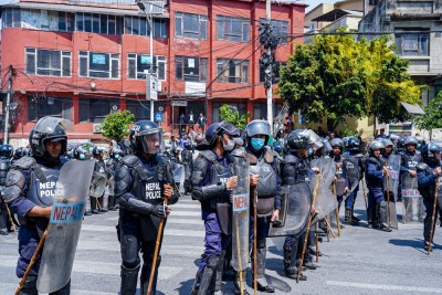 Milhares de pessoas foram feridas durante protestos; ministra da Suprema Corte assume governo (Imagem: Shutterstock)