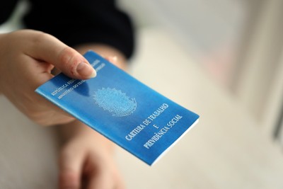 Carteira de trabalho é o documento do trabalhador brasileiro (Imagem: Shutterstock)