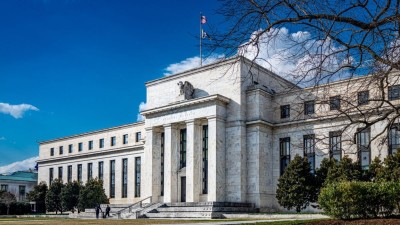 Fed deve cortar os juros americanos pela primeira vez no ano nesta 4ª feira (Imagem: Shutterstock)