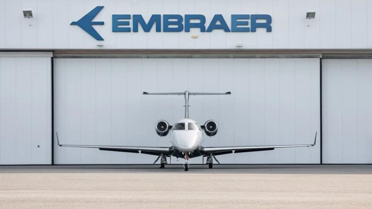 Com produção nacional no Brasil, Embraer é uma das maiores empresas de fabricação de aeronaves do mundo (Imagem: Shutterstock)