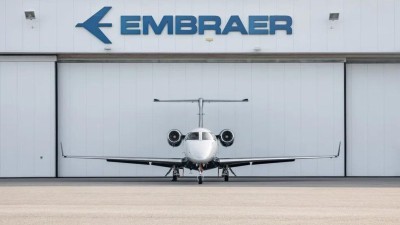 Com produção nacional no Brasil, Embraer é uma das maiores empresas de fabricação de aeronaves do mundo (Imagem: Shutterstock)