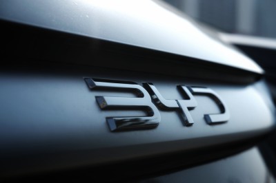 Fundada em 2003, BYD se tornou uma das maiores fabricantes de elétricos do mundo (Imagem: Shutterstock)