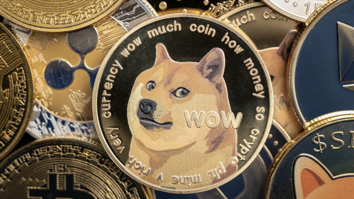 Bolsa americana ganha ETFs de Dogecoin e XRP, mas humor do mercado é negativo (Imagem: Shutterstock)