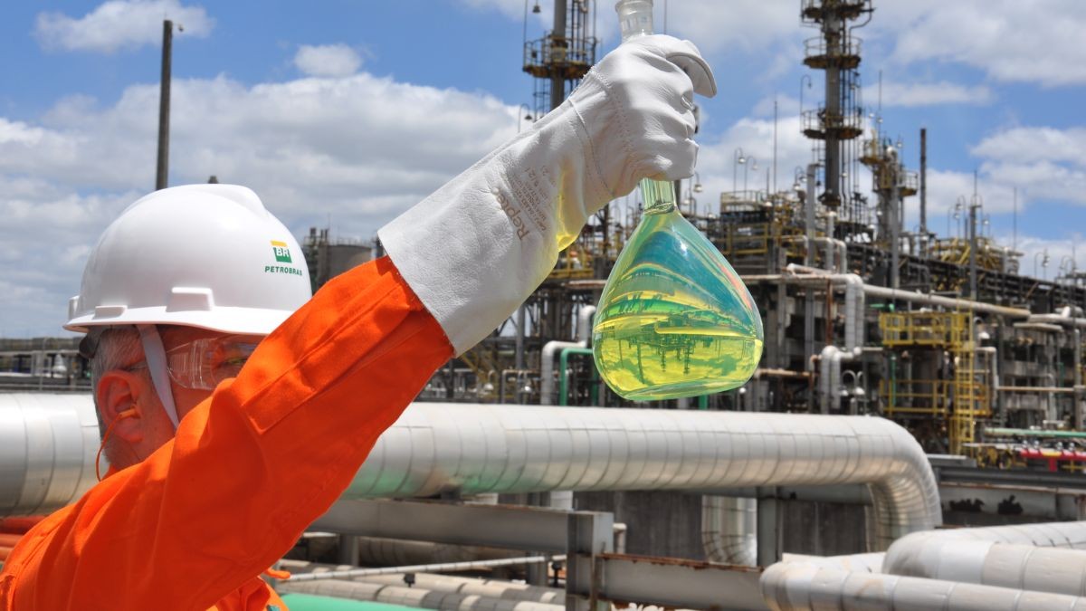 Petrobras já produz o Diesel R com conteúdo renovável (Imagem: Shutterstock)
