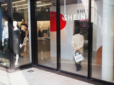 Shein é um dos maiores sites de comércio de roupas online no mundo (Imagem: Shutterstock)