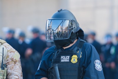 Policiais nos EUA recebem bônus por imigrantes irregulares que são apreendidos (Imagem: Shutterstock)