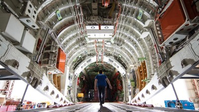 E195-E2 é o maior modelo de avião comercial produzido pela EMBR3 (Imagem: Divulgação)