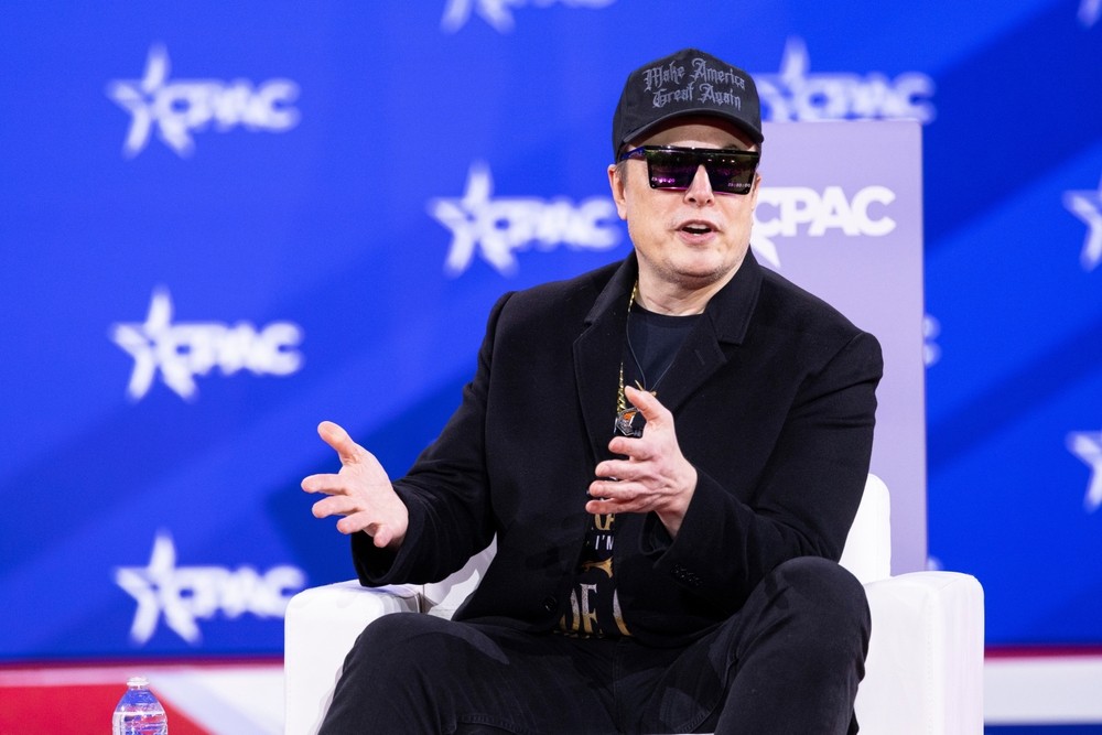 Principal acionista da Tesla, Elon Musk também ocupou cargo no governo Trump (Imagem: Shutterstock)