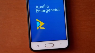 O governo tem enviado notificações por SMS, WhatsApp, e-mail e app (Imagem: Shutterstock) O governo tem enviado notificações por SMS, WhatsApp, e-mail e app (Imagem: Shutterstock)