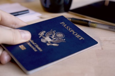 Passaporte é o documento usado por turistas para identificação internacional (Imagem: Shutterstock) Passaporte é o documento usado por turistas para identificação internacional (Imagem: Shutterstock)