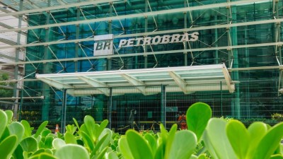 Seria uma redução de R$ 0,14 a R$ 0,28 por litro (Imagem: Shutterstock) Seria uma redução de R$ 0,14 a R$ 0,28 por litro (Imagem: Shutterstock)