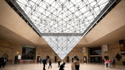 Utilizando um guindaste, o grupo acessou uma parte do museu em reforma (Imagem: Shutterstock)