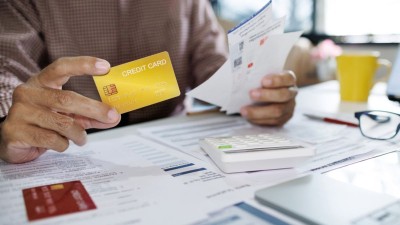 O cartão de crédito é um dos principais meios de endividamento das famílias brasileiras (Imagem: Shutterstock) O cartão de crédito é um dos principais meios de endividamento das famílias brasileiras (Imagem: Shutterstock)