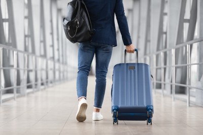 Em voos nacionais, viajantes podem levar uma mochila e uma mala de mão segundo regras da Anac (Imagem: Shutterstuck)