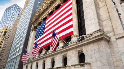 Além de empresas estrangeiras em alta, o próprio dólar voltou a subir no mês (Imagem: Shutterstock) Além de empresas estrangeiras em alta, o próprio dólar voltou a subir no mês (Imagem: Shutterstock)