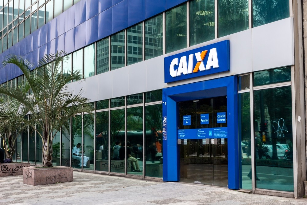 Caixa é um dos cinco maiores bancos do país, focado na oferta de programas sociais (Imagem: Shutterstock)