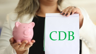 Investir em CDB é o mesmo que emprestar dinheiro a um banco (Imagem: Shutterstock)