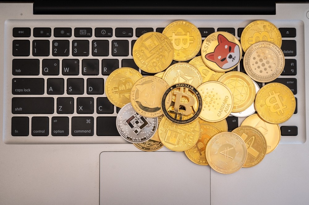 Criptomoedas são ativos enquadrados na renda variável dada a volatilidade no mercado (Imagem: Shutterstock)