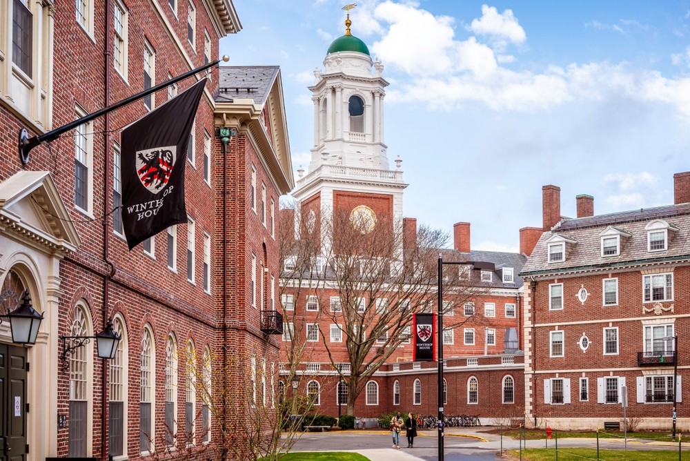 Harvard é uma das universidades mais prestigiadas do mundo (Imagem: Shutterstock)