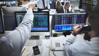 Com feriado na quinta-feira e baixa liquidez na sexta-feira, IBOV caiu hoje (Imagem: Shutterstock)