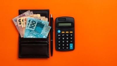 Fazer anotações do destino do dinheiro é uma das dicas (Imagem: Shutterstock)