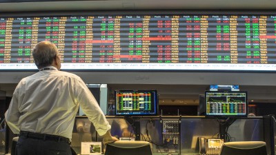 Apesar do IBOV fechar no azul, bancos, PETR4 e VALE3 perdem valor (Imagem: Shutterstock)